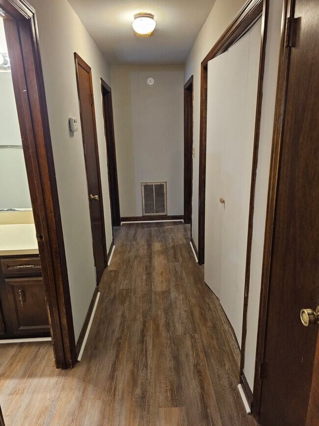 Building Photo - ****1/2 off first full of month of rent ****