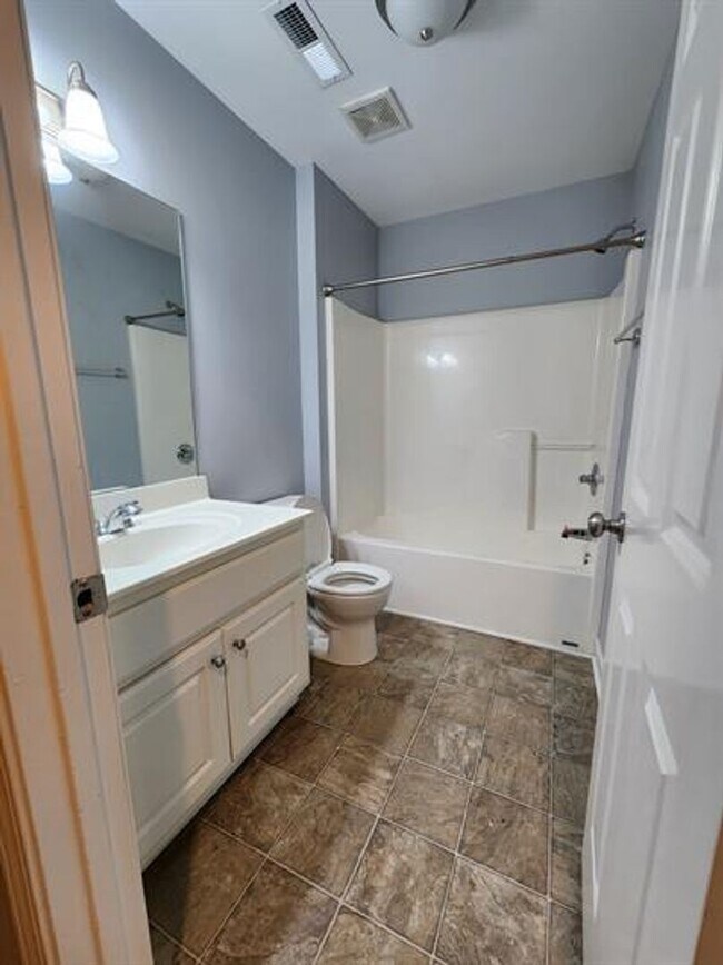 Building Photo - Spacious 3/2.5 Located Near Downtown Greenville!