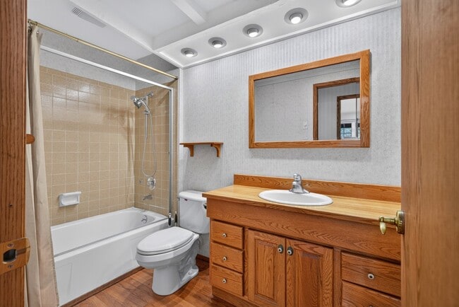 Building Photo - Mid-Century Gem with Hot Tub, Large Deck, and Bonus Rooms in Issaquah – 4 Bed, 3 Bath, 2,940 Sq Ft