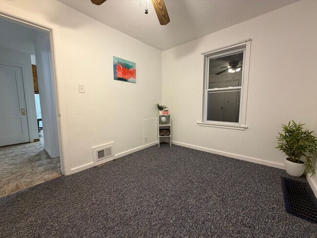 Building Photo - 3 bed, 1 bath home in Evansdale.