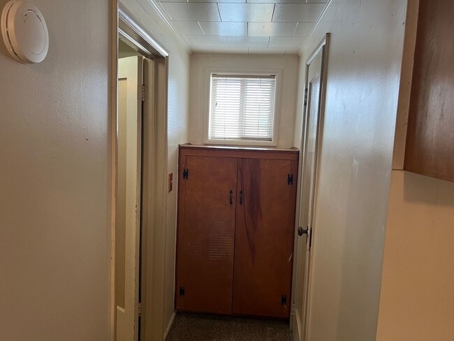 Building Photo - Upstairs 1 bedroom apartment with garage!