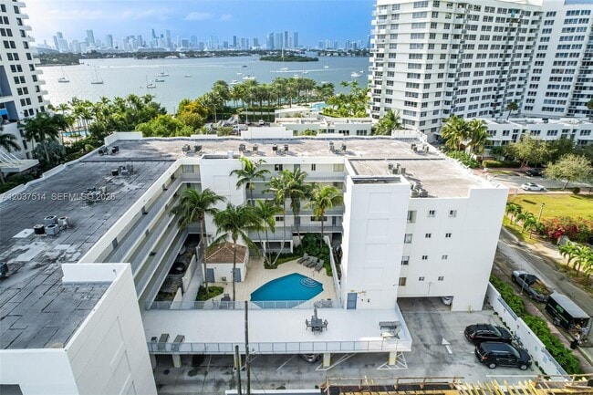 Building Photo - 1401 Bay Rd