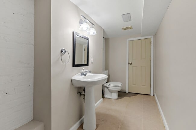 Building Photo - 3313 Hudson St