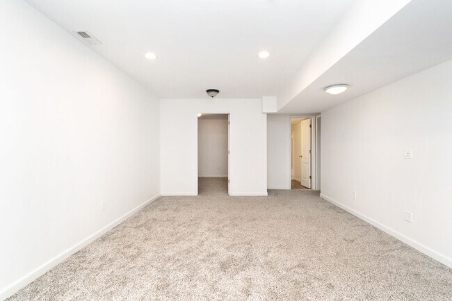 Building Photo - Large Family home For rent!