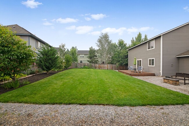 Building Photo - Charming 4Bed/3Bath Home in NE Bend with S...