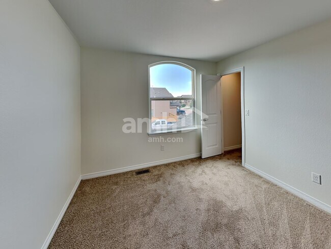 Building Photo - 10126 Silver Stirrup Dr