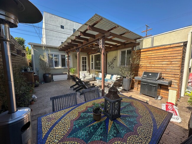 Building Photo - Secluded 2+1 close to Paramount Studios, H...