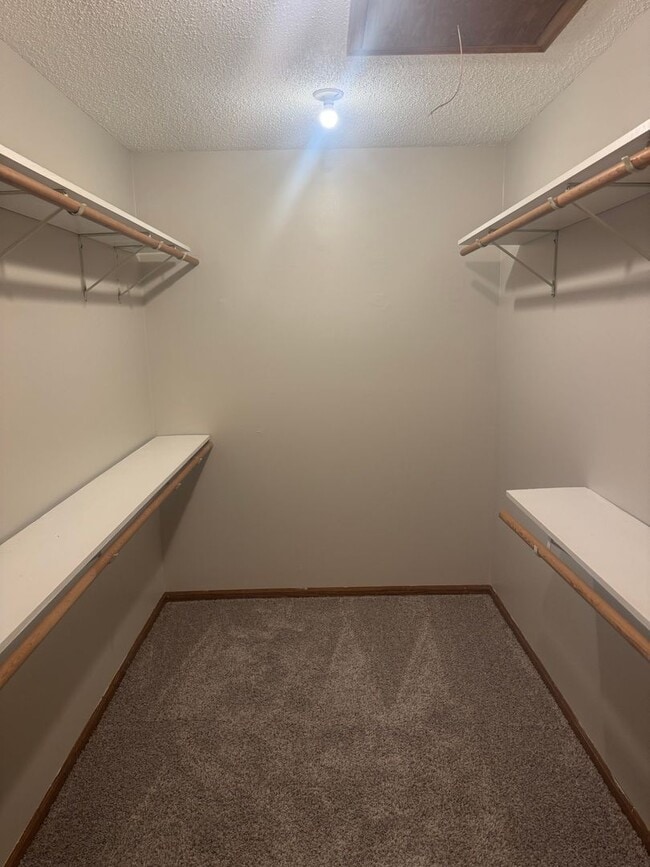 Building Photo - 5-Bedroom, 2-Bath Rental Home in Urbandale...