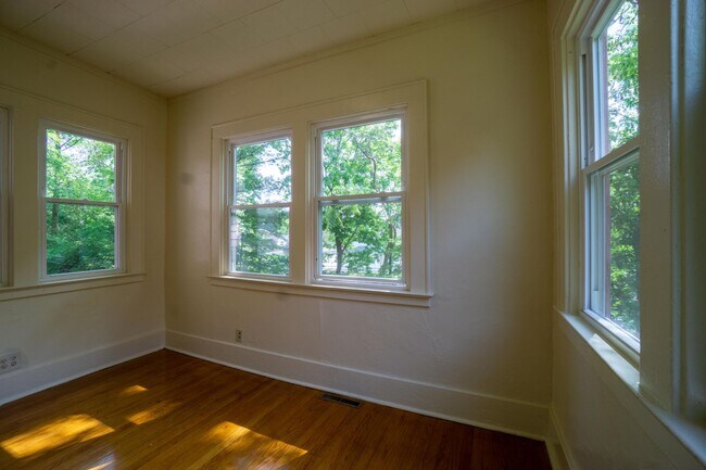 Building Photo - Spacious 4 Bedroom Apartment - 6/1/26