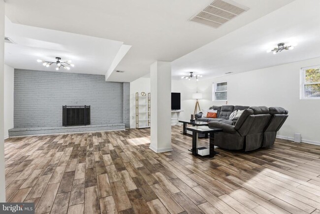 Building Photo - 6906 Berkshire Dr