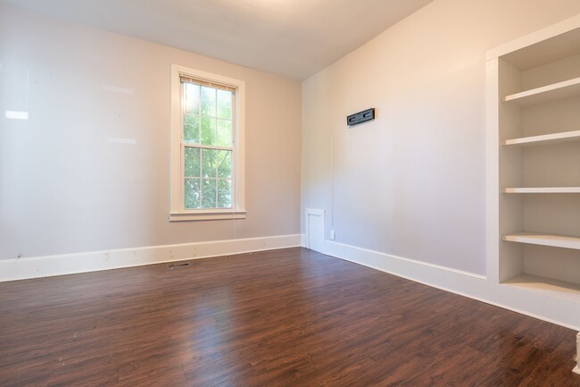 Building Photo - BEAUTIFUL Apartment in Downtown Suffolk!