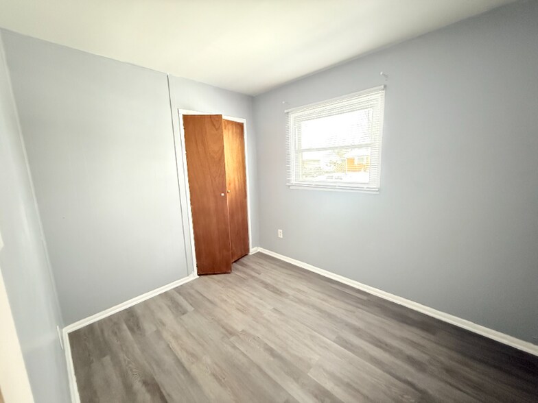 Building Photo - 1328 Longfellow Dr