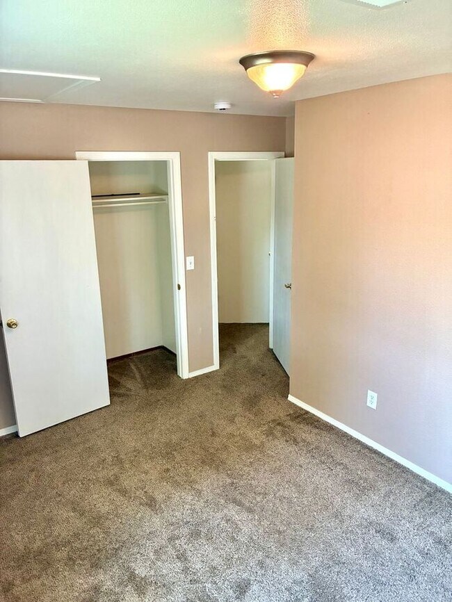Building Photo - Move-In Special: 2 Weeks Free! Spacious 3 Bed, 1.5 Bath Apartment in Longmont