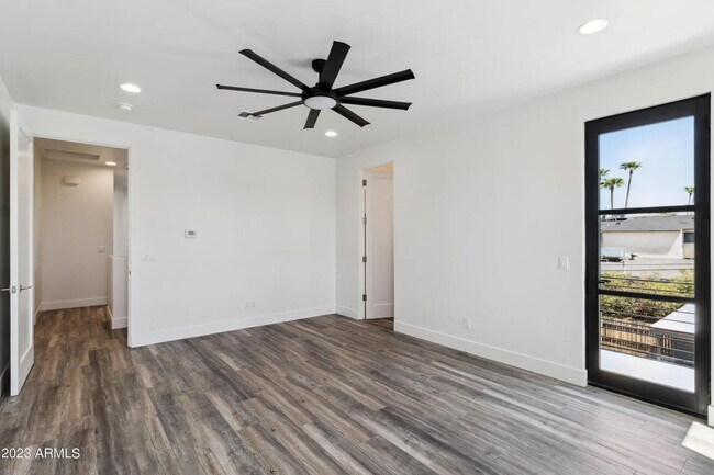 Building Photo - 902 W Hazelwood St