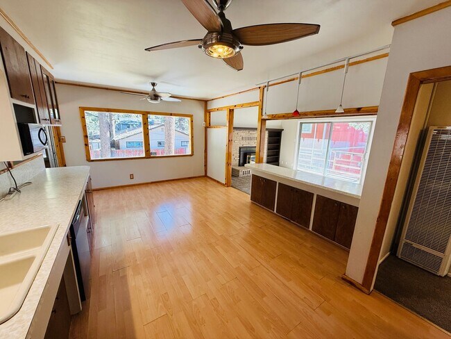 Building Photo - Pet friendly 3 bed 2 bath unit with all utilities included