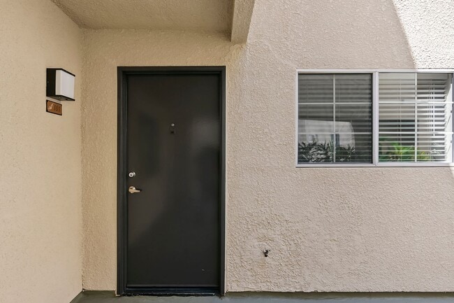 Building Photo - Great Woodland Hills Location!