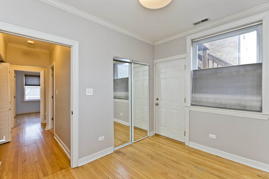 Building Photo - 3042 W Diversey Ave
