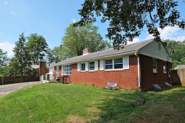 Building Photo - Updated Greenbrier Home with Fenced Yard