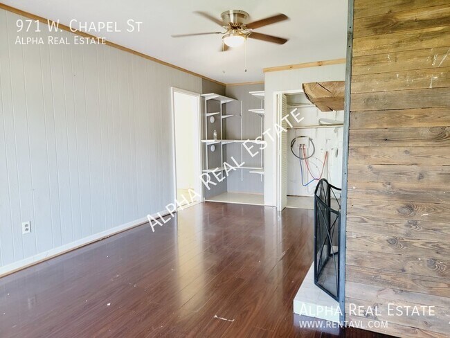 Building Photo - Pet friendly home with level fenced back y...