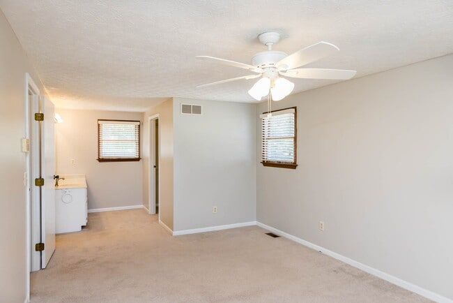 Building Photo - 8047 Simfield Rd