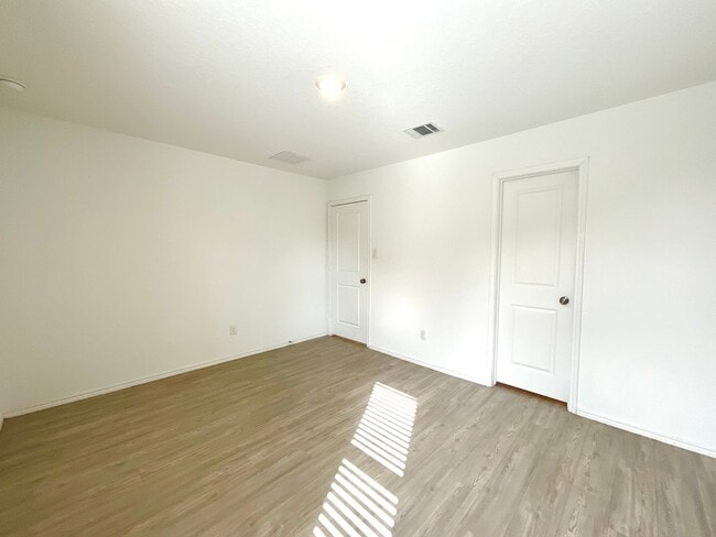 Building Photo - *MOVE IN SPECIAL* Beautiful 4BR/2BA Home with Fenced Yard & Garage!