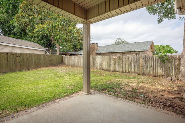 Building Photo - Charming Home Move-in Ready!