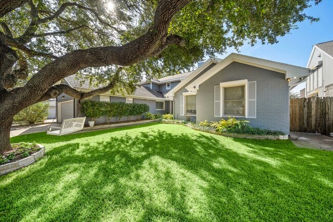 Building Photo - 2913 Beluche Dr