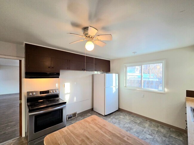 Building Photo - Large 4 Bedroom + Den, 2 Bath House for Rent in Cashmere!*** ON THE RIVER!!