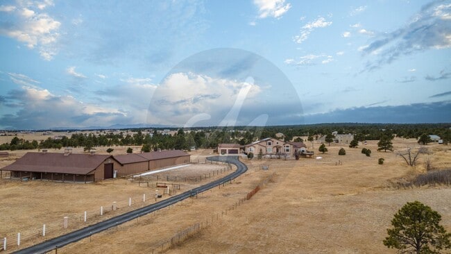 Building Photo - Country Living on 13.5 Acres