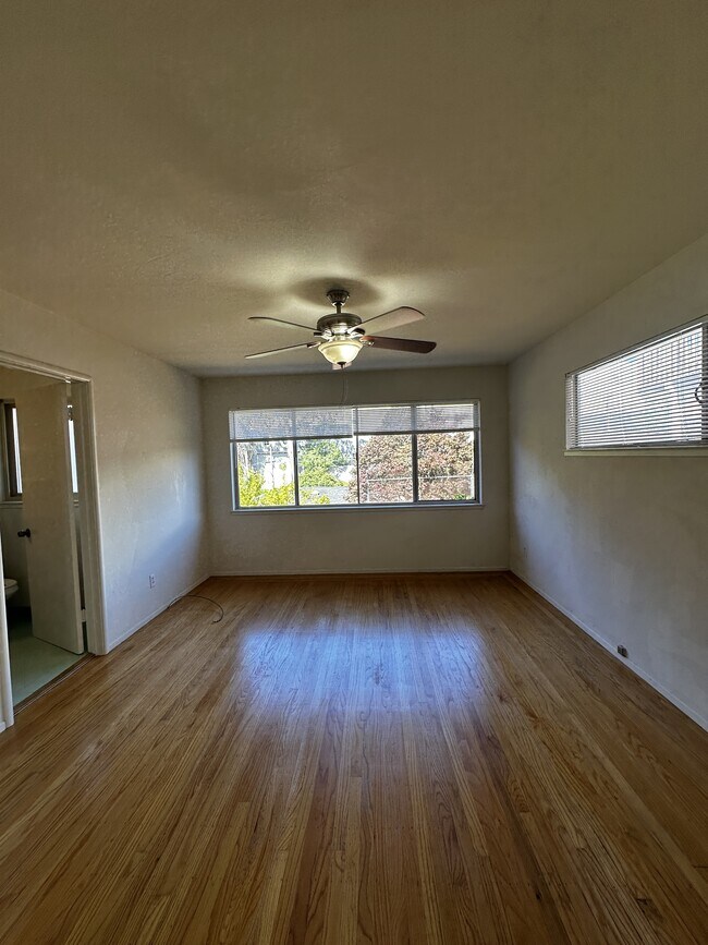 Building Photo - 154 Maiden Ln