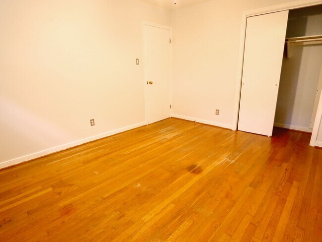 Building Photo - Move-In Ready 3 Bed/1 Bath Rancher | Spaci...