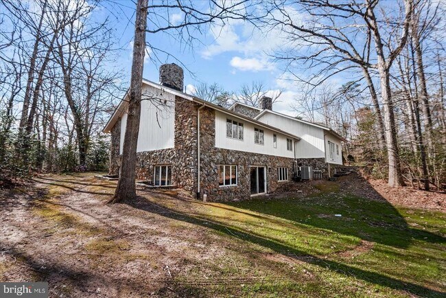 Building Photo - 7621 River Rd