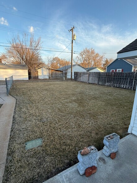 Building Photo - 710 W 8th St