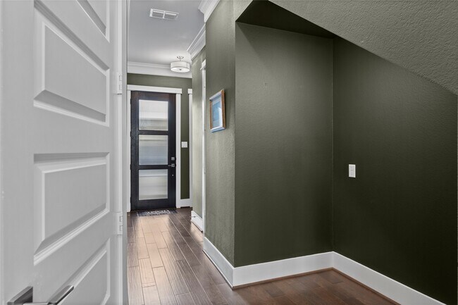 Building Photo - 817 Kamano Ave