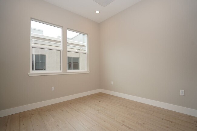 Building Photo - New Construction End Unit Luxury Townhome in Central Sunnyvale Location!