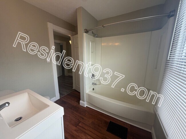 Building Photo - Updated 3 bed 1 bath home!