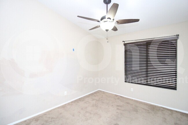 Building Photo - 1092 W Vaughn Ave
