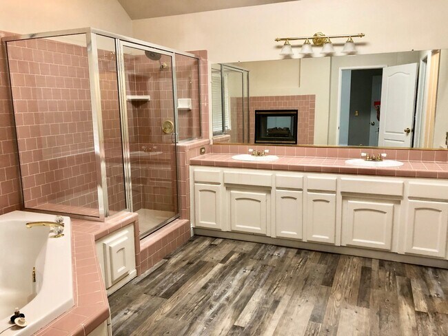 Building Photo - $2,295- Maple & Shepherd 3 Bedroom  - E. J...