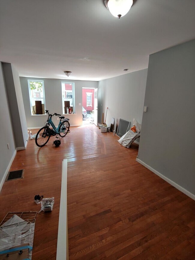 Building Photo - Gorgeous Point Breeze 2 bedroom house-