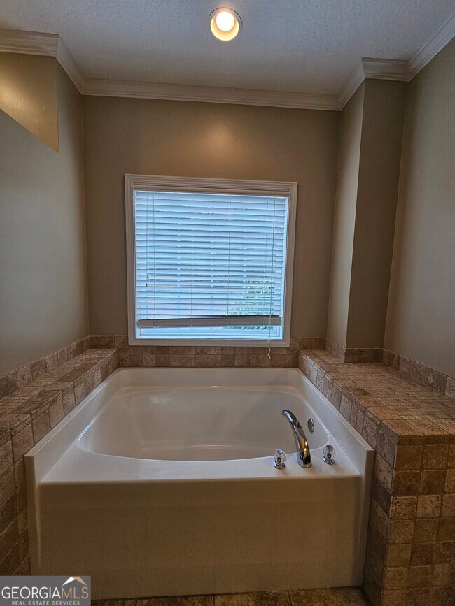 Building Photo - 31 Ridgeview Dr