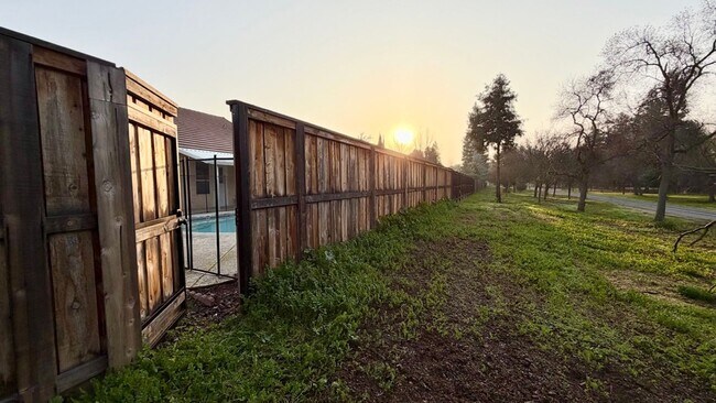 Building Photo - $2,550 Peach & Alluvial, Pool + Clovis Trail Access | W. Fallbrook Ave, Clovis