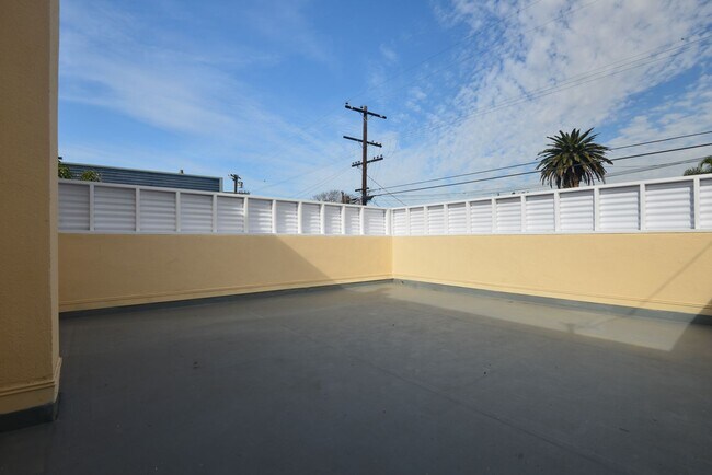 Building Photo - Ocean Avenue Duplex