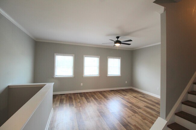 Building Photo - Large 3 level large end unit townhome with...