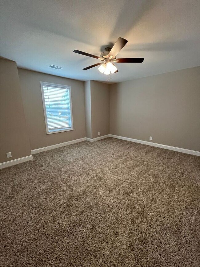 Building Photo - Charming 2-Bedroom Townhome with Modern Co...