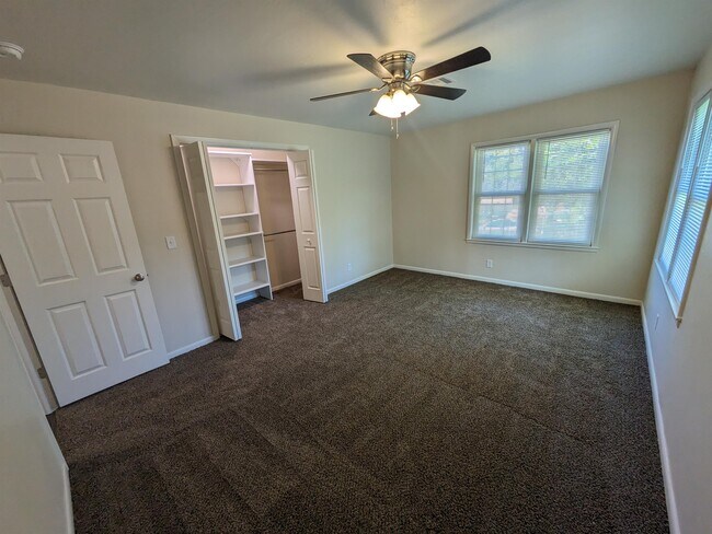 Building Photo - 423 S Bristow Ave