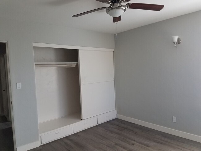 Building Photo - 2-Bed/1-Bath House w/Garage. Walking Distance to Beach