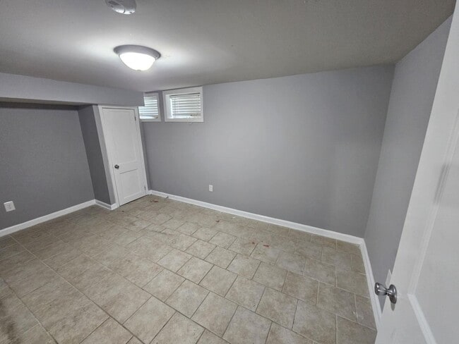 Building Photo - Recently Updated 3 Bedroom/ 1.5 Bathroom T...