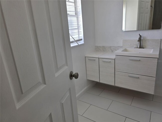 Building Photo - 1103 Teakwood Ave