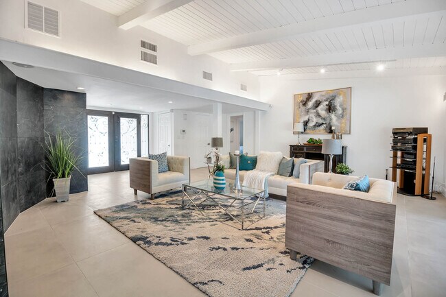 LIVING ROOM - 16047 Meadowcrest Rd