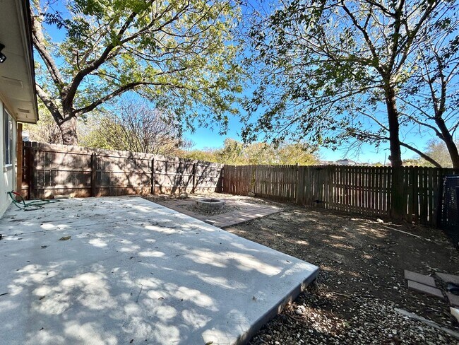 Building Photo - Bright and Comfortable 3BR/2BA Home with Garage & Backyard